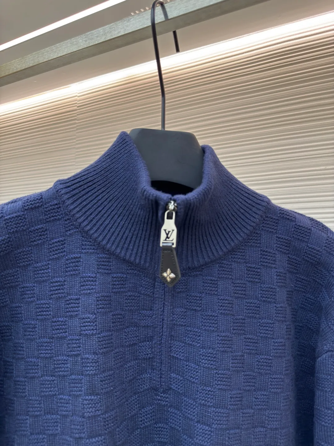 LOUIS VUITTON dark pattern mosaic checkerboard knitted pullover ●Original version: purchased and developed by 18756 ●Item number: 1680188-A70 ●Fabric: heavy cotton fabric ●Technology: knitting ●Version: fitted version ●Weight: about 825 grams ●Size: S-M-L-XL ●Description: It is made of the same heavy-weight pure cotton material as the original, with double threads. Each color is dyed in a separate vat. The weaving requires an imported Stoll 16-needle machine. The embroidery uses Behringer embroidery technology, and the details are restored to the same consistency. Customized dyeing without any color difference. The ingenious craftsmanship is perfectly restored, the three standards are complete, and the accessories are customized. The overall wiring is straight and delicate, the fabric is comfortable and soft, and the color is consistent without color difference. It can be matched with the same style to create a fashionable look and control various occasions. Customized accessories, complete with three standards, same style for men and women!